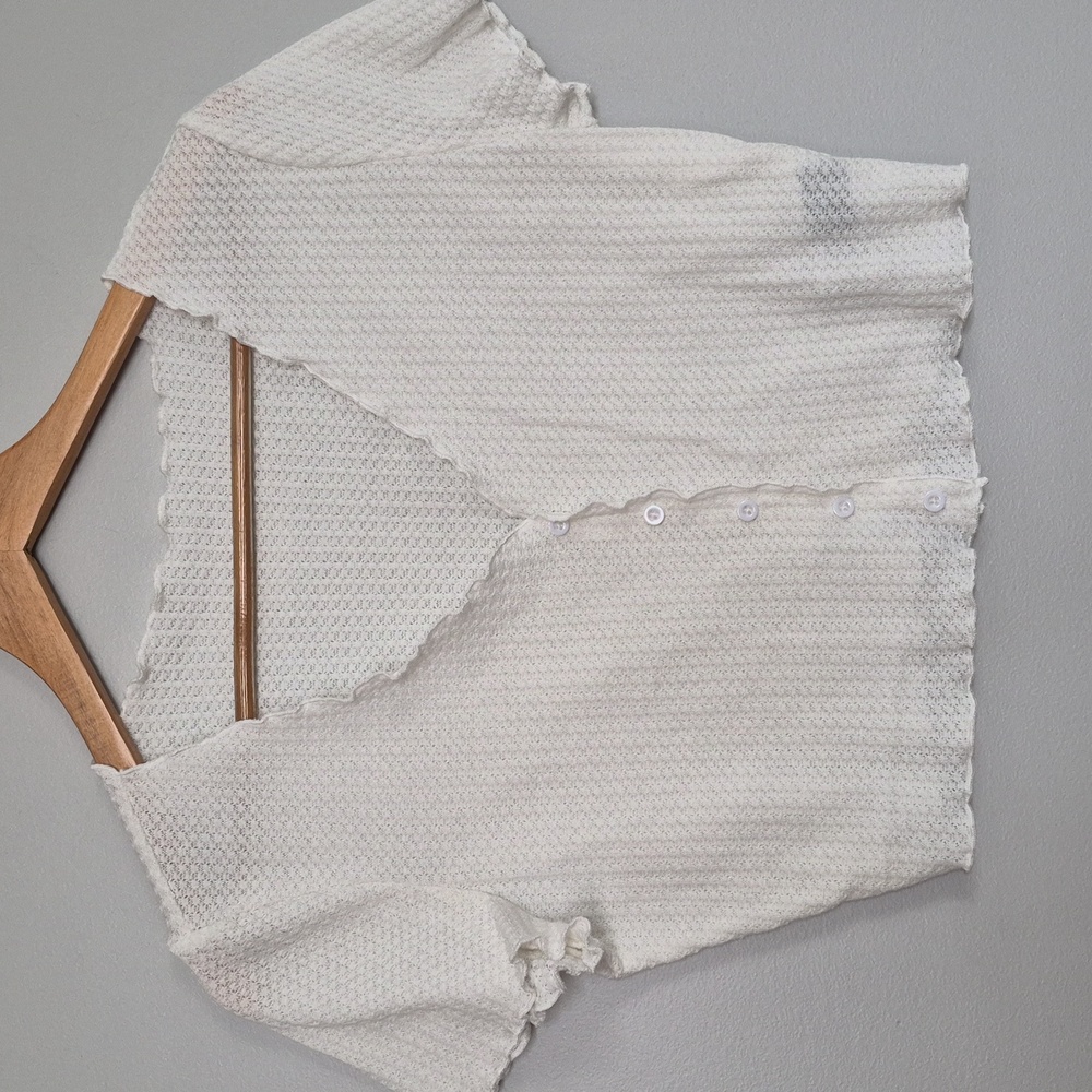 (Both) 2 Crop Tops - Picture 3 of 9